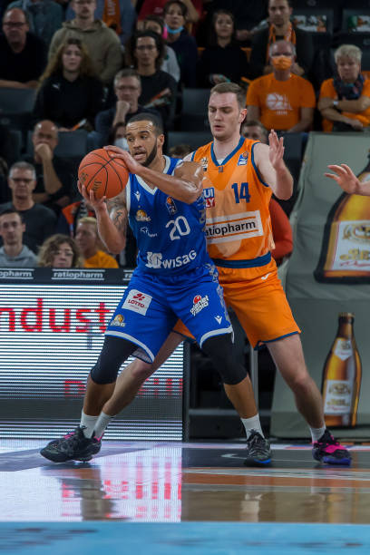 尼亚的年轻 尼亚的年轻